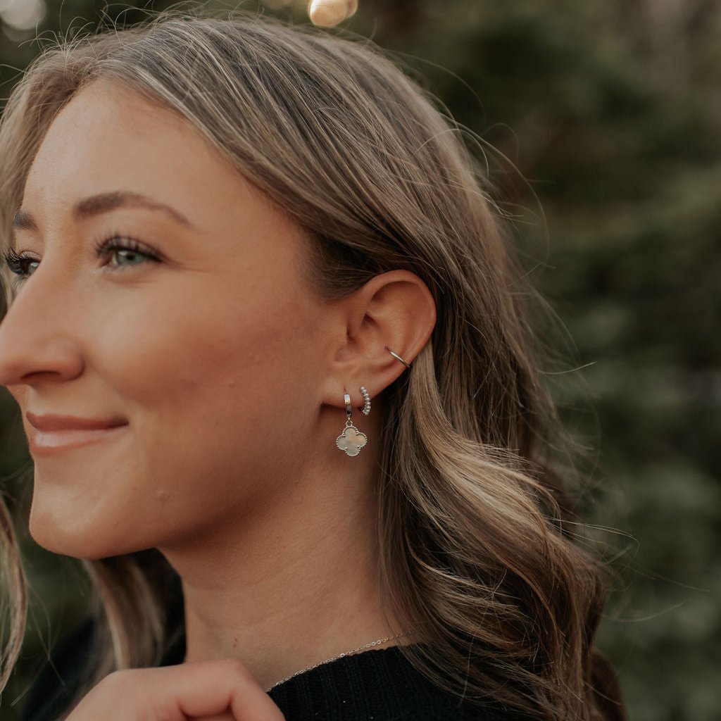 Elizabeth Clover Earrings - WonderingCloth