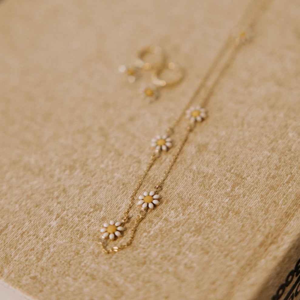 Carolina Daisy Necklace - WonderingCloth