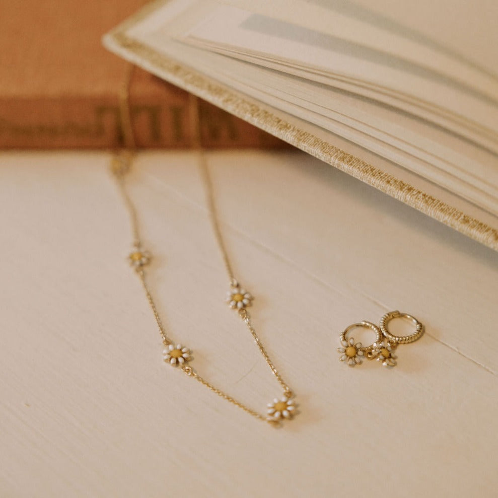 Carolina Daisy Necklace - WonderingCloth